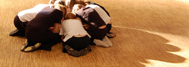 Kinder knien auf dem Boden