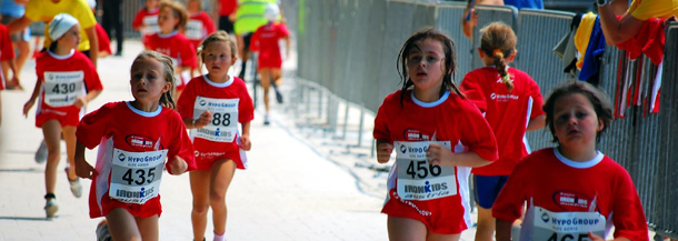 Kinder beim Laufwettbewerb