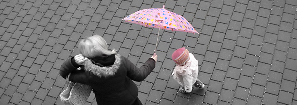 Frau mit Kind und Regenschirm